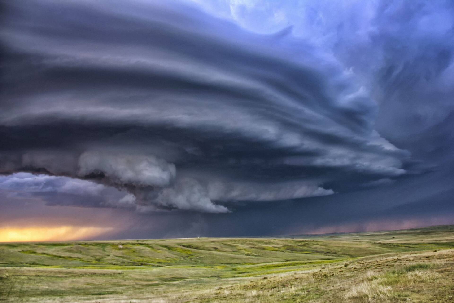 anticyclonic supercell thunderstorm over the plain